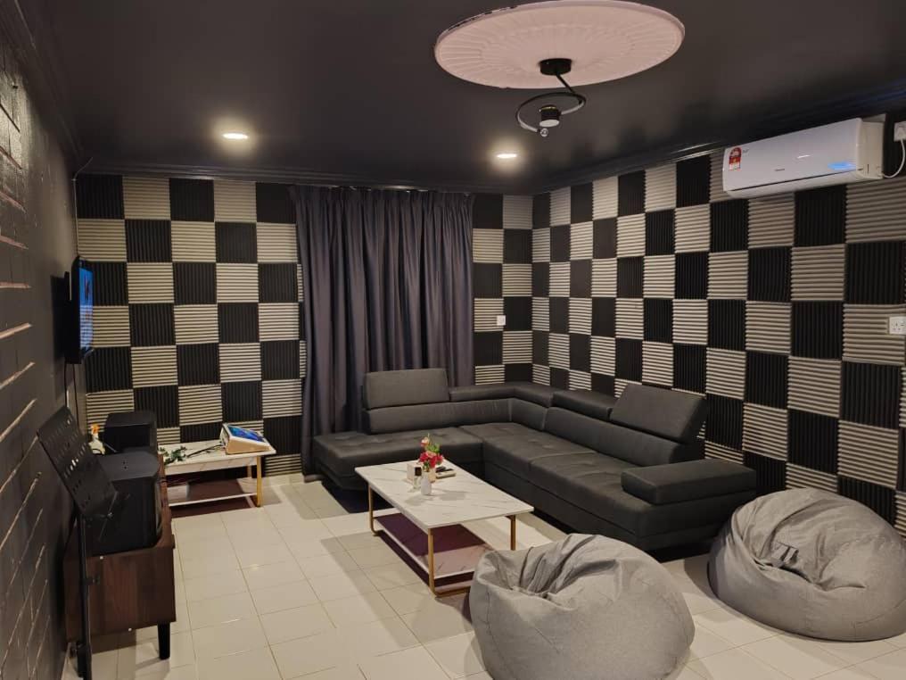 Holiday home Johor Jaya -- Ktv & Swimming Pool & Mahjong #5br2b 15pax Johor Bahru