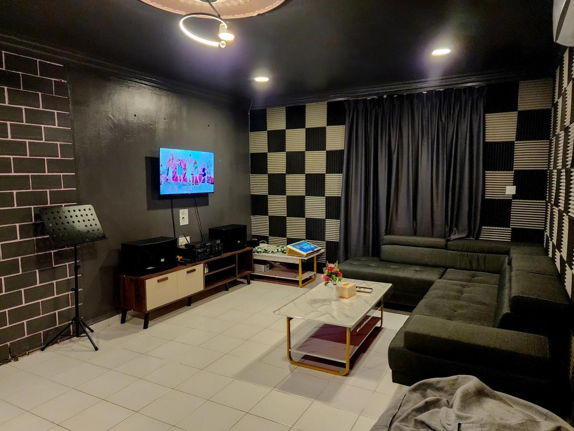 Johor Jaya -- Ktv & Swimming Pool & Mahjong #5br2b 15pax * Johor Bahru