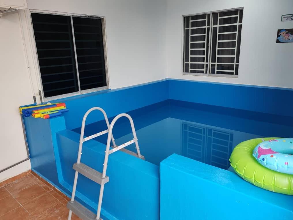 Johor Jaya -- Ktv & Swimming Pool & Mahjong #5br2b 15pax Rumah liburan Johor Bahru