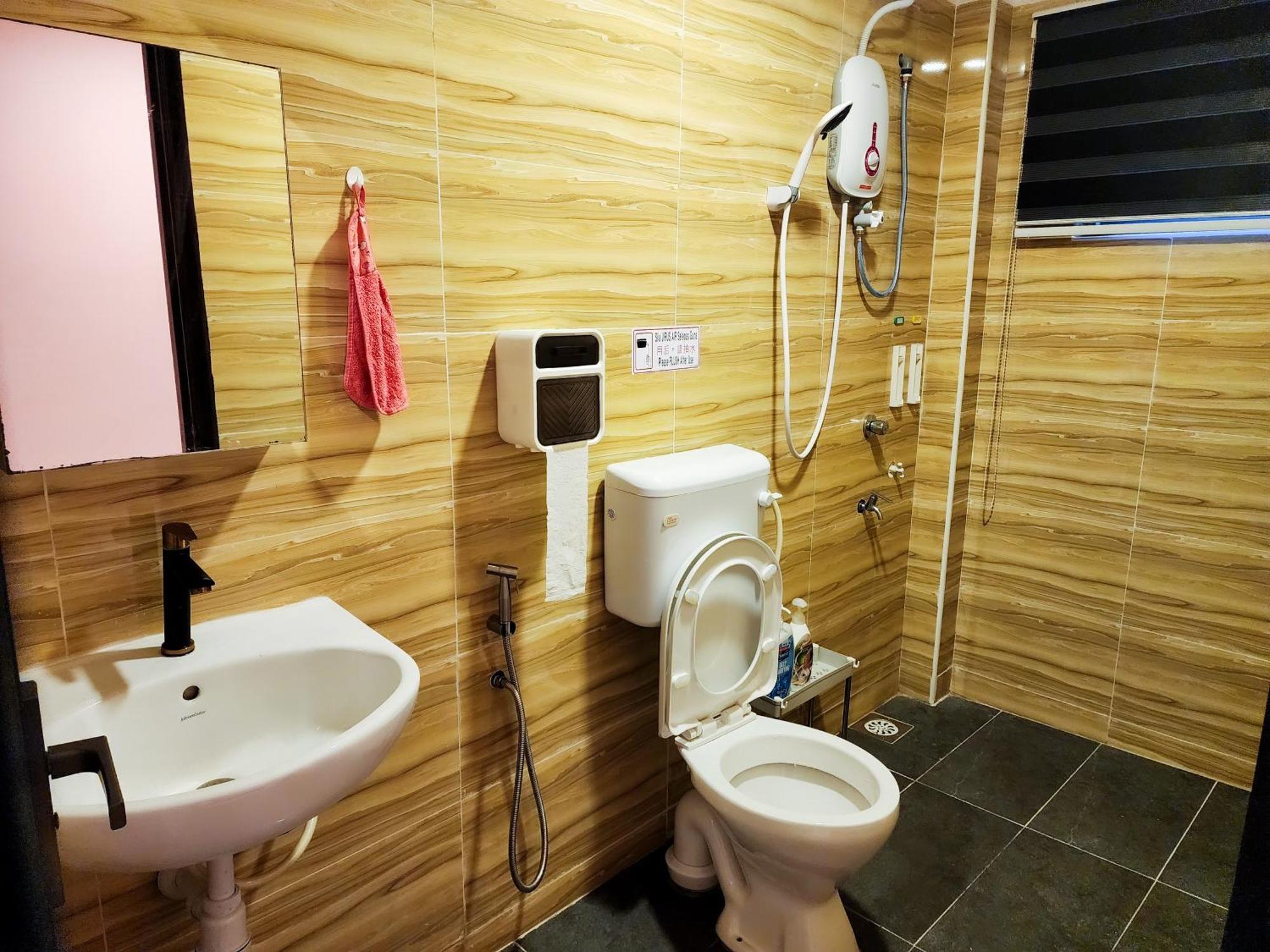 Johor Jaya -- Ktv & Swimming Pool & Mahjong #5br2b 15pax * Johor Bahru