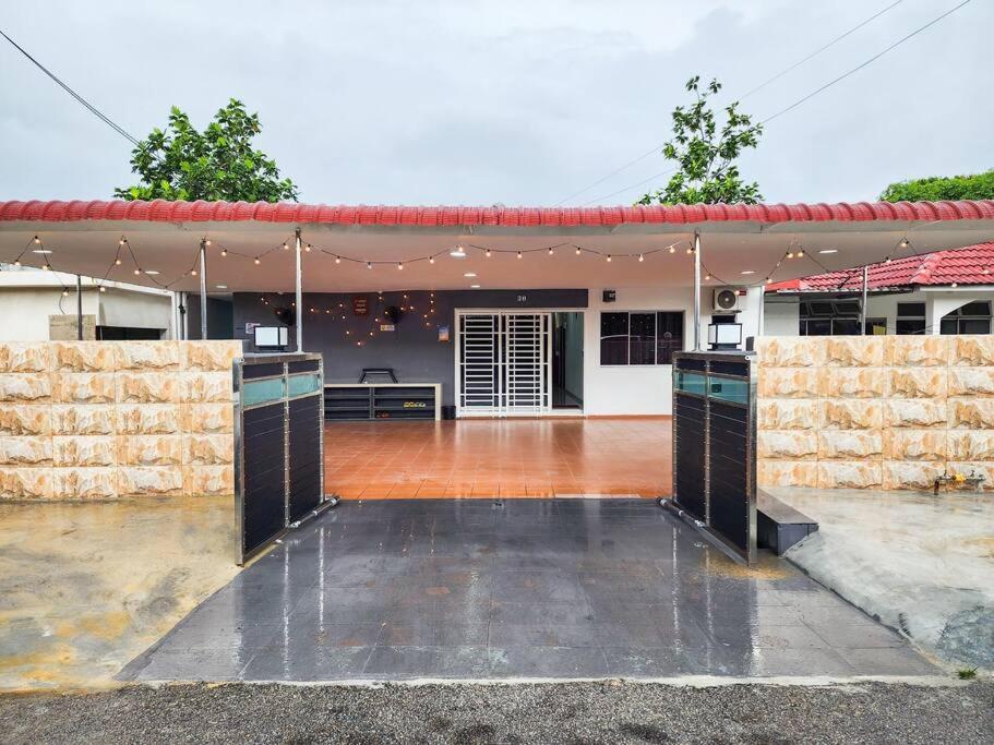 Johor Jaya -- Ktv & Swimming Pool & Mahjong #5br2b 15pax * Johor Bahru